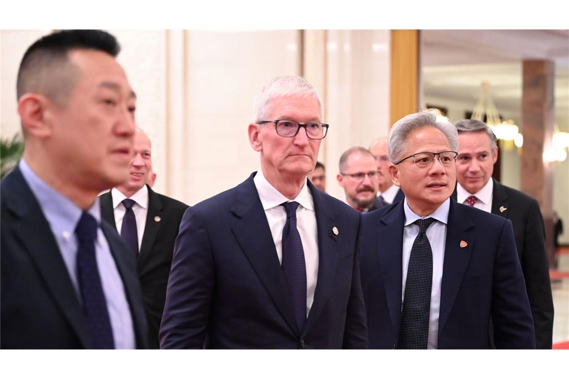 Hochrangige US-Manager wie Apple-CEO Tim Cook (M) sind beim Trump-Besuch dabei.