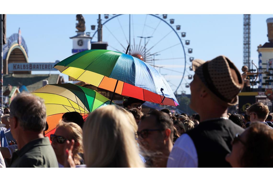 Hochsommerliche Temperaturen auf der Wiesn - da gewährten Schirme zumindest ein wenig Schatten.