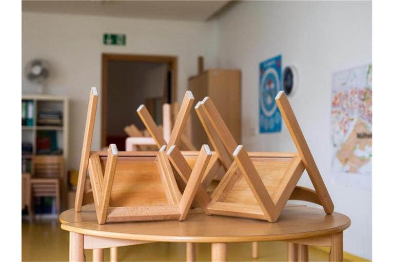Hochstellte Kinderstühle auf dem Tisch einer Kindertagesstätte. Foto: Philipp von Ditfurth/dpa/Symbolbild
