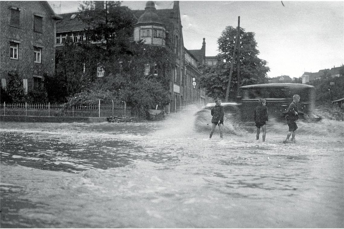 Hochwasser 1931. Im Hintergrund der alte Teil der Lederfabrik Schweizer vor dem Brand.
