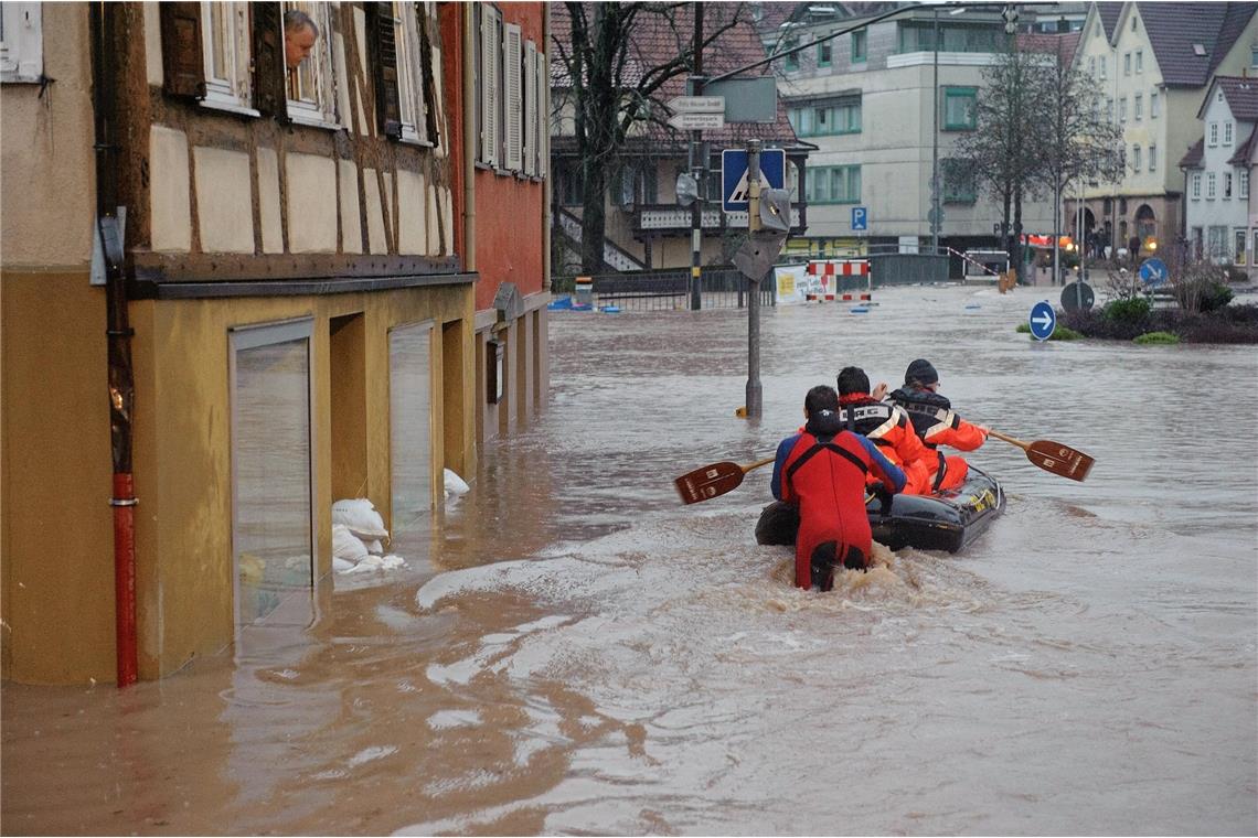 Hochwasser in Backnang, Einige Einwohner mussten von der Feuerwehr oder dem DLRG...