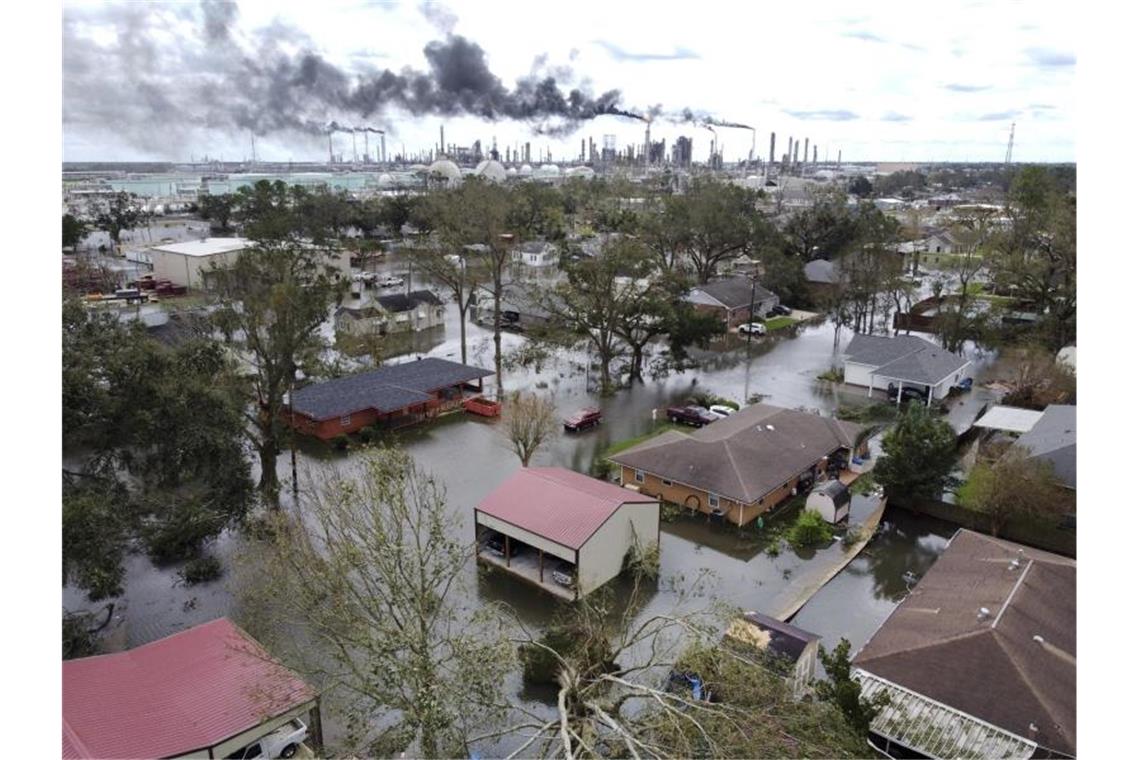 Hochwasser in einer Wohnsiedlung und auf dem Gelände einer Raffinerie in Louisiana nach dem Hurrikan „Ida“. Foto: Chris Granger/The Times-Picayune/The New Orleans Advocate via AP/dpa