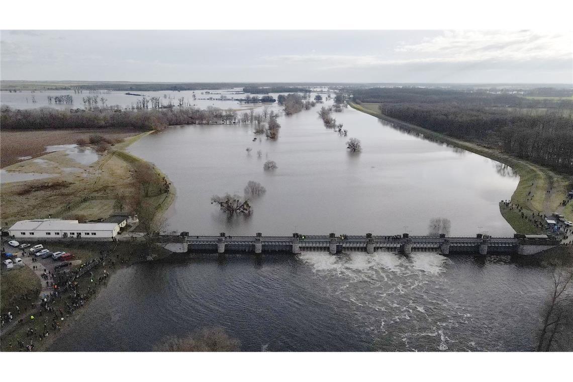 Hochwasser in Sachsen-Anhalt: Wasser aus der Elbe floss Ende Dezember durch das geöffnete Pretziener Wehr in einen 21 Kilometer langen Umflutkanal.