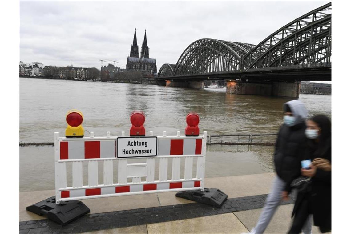 Höchste Warnstufe: Deutschland wappnet sich für Wintersturm Hochwasserwarnschild am Rhein gegenüber vom Kölner Dom. Foto: Roberto Pfeil/dpa