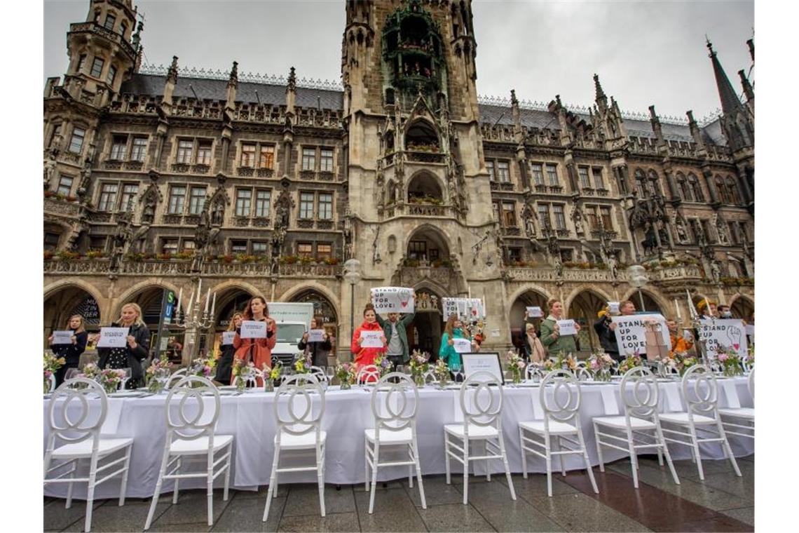Hochzeitsdienstleister demonstrieren auf dem Marienplatz in München. Foto: Peter Kneffel/dpa