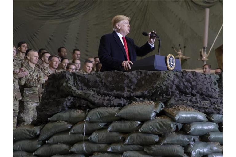 Höchste Sicherheitsstufe: US-Präsident Donald Trump spricht - gut abgeschirmt - zu US-Truppen auf der Bagram Air Base. Foto: Alex Brandon/AP/dpa