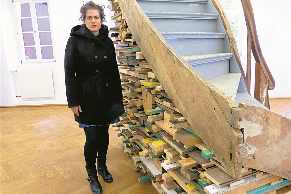 „Höher – schneller – weiter“: Die unterbaute Holztreppe von Katja Pfeiffer erinnert an die Versuche, Bauten in der zerstörten Stadt L’Aquila zu stützen.