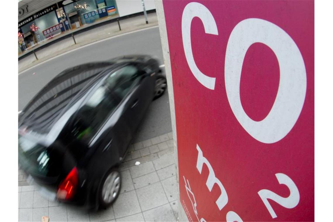 Umfrage: Sorgen wegen CO2-Preisen? Höhere CO2-Preise machen nur rund der Hälfte der Bürger Sorgen. Foto: Julian Stratenschulte/dpa/Symbolbild