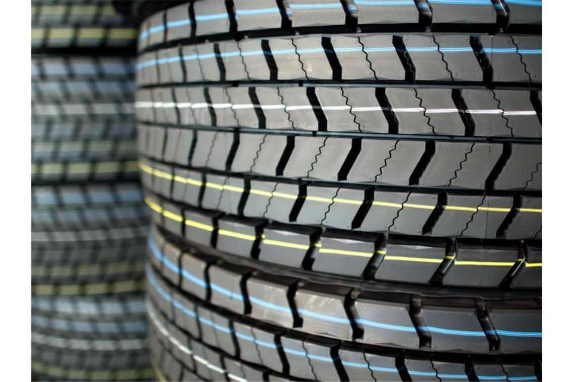 Deutsche kaufen wieder etwas mehr Autoreifen Höhere Nachfrage: 2021 kauften deutsche Fahrzeughalter wieder mehr Reifen als im ersten Jahr der Pandemie. Foto: Julian Stratenschulte/dpa