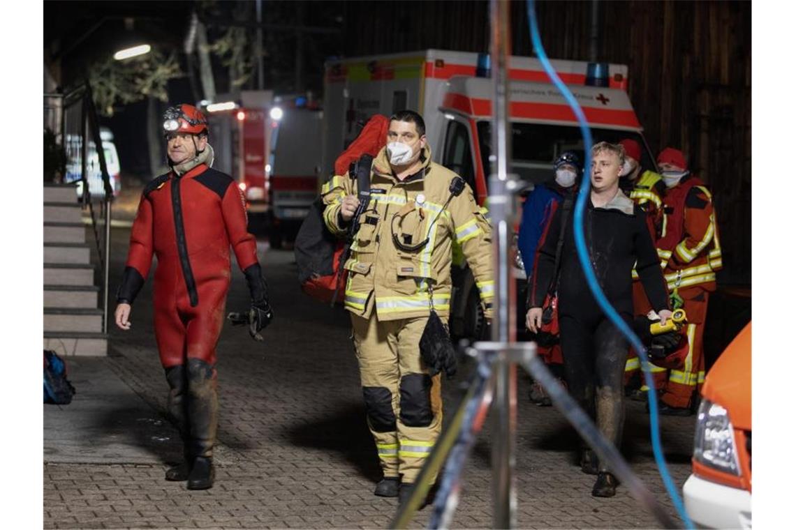 Höhlenforscher ertrinkt bei Tauchgang Höhlenretter kommen von ihrem Einsatz. Bei der Erforschung der Mühlbachquellhöhle in der Fränkischen Alb hatte sich einer von vier Höhlenforschern verletzt und ist anschließend gestorben. Foto: Ralph Goppelt/dpa