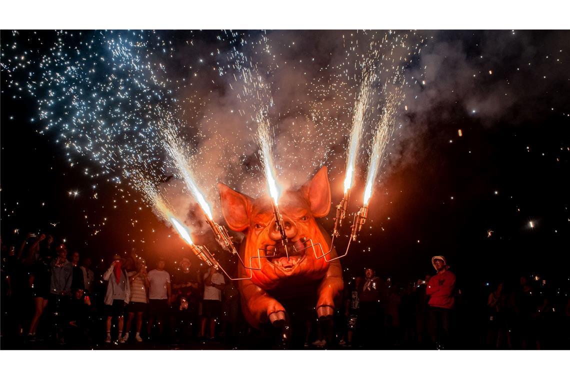 Höllenschwein sorgt für Funkenregen beim Correfoc in Barcelona
