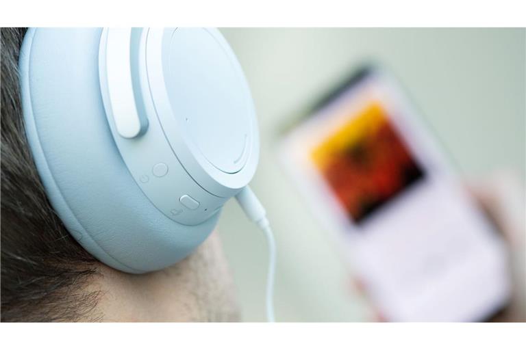 Höre ich da KI-generierte Musik? Diese Frage dürften sich manche Streaming-Hörer künftig häufiger stellen. (Symbolbild)