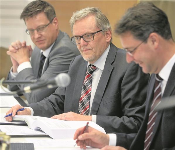 Hören die Stellungnahmen zum Kreishaushalt 2019 mit Wohlgefallen: Kämmerer Frank Geißler (Mitte), der zum Jahresende in den Ruhestand tritt und seinen letzten Etatentwurf vorgelegt hat, Erster Landesbeamter Michael Kretzschmar (links) und Landrat Richard Sigel. Foto: G. Habermann