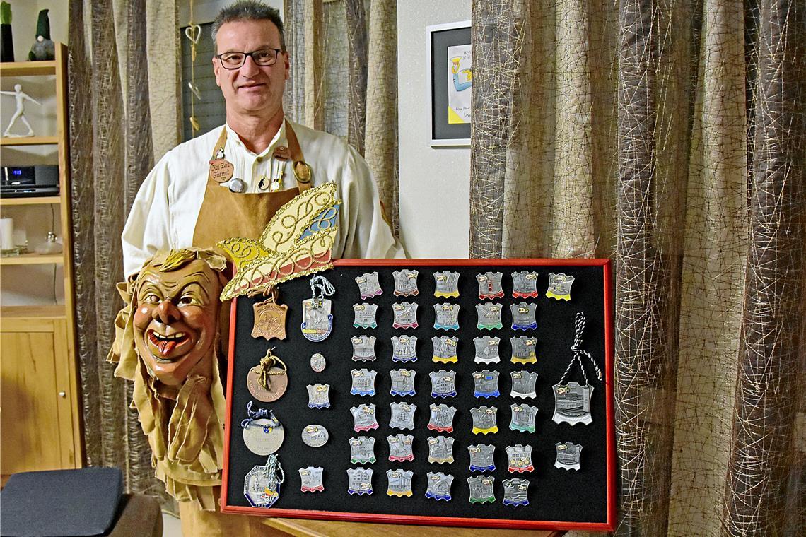 Hörst Klöpfer vom Backnanger Karnevals-Club präsentiert im Häs und mit der Maske der „Backemer Träppler-Buaba“ seine Ordenssammlung. Fotos: Tobias Sellmaier