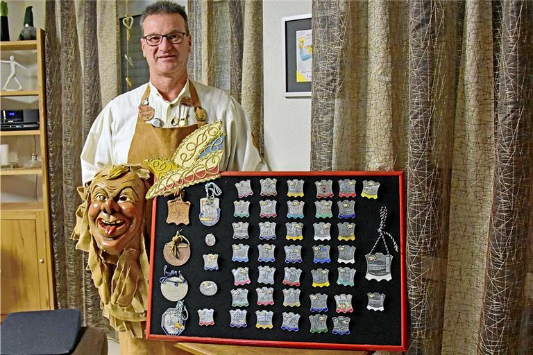 Hörst Klöpfer vom Backnanger Karnevals-Club präsentiert im Häs und mit der Maske der „Backemer Träppler-Buaba“ seine Ordenssammlung. Fotos: Tobias Sellmaier