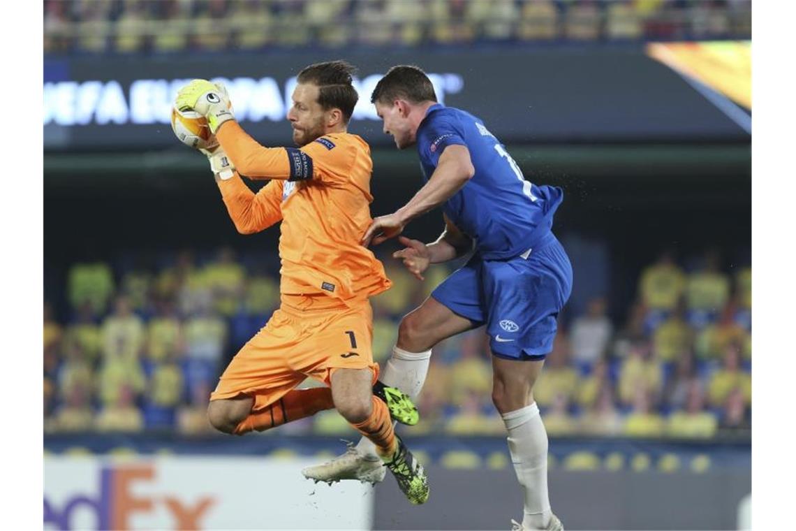Chancenwucher rächt sich: Hoffenheim nur Remis gegen Molde Hoffenheim-Keeper Oliver Baumann (l) ist vor Moldes Björn Bergmann Sigurdarson am Ball. Foto: Alberto Saiz/AP/dpa