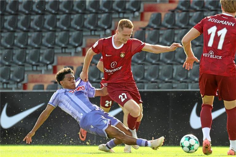 Hoffenheim und Großaspach (rote Trikots) schenken sich keinen Zentimeter Boden. Am Ende setzt sich Loris Maier einmal entscheidend durch und die SG schafft mit dem 1:0 ihren zweiten Saisonsieg. Foto: Alexander Becher