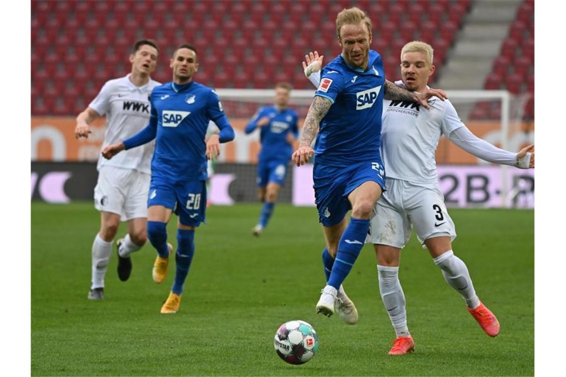 „Riesenschritt“ für FC Augsburg: Keine Ausreden Hoffenheims Abwehrspieler Kevin Vogt (2.v.r) und Augsburgs Abwehrspieler Mads Pedersen (r). Foto: Peter Kneffel/dpa/