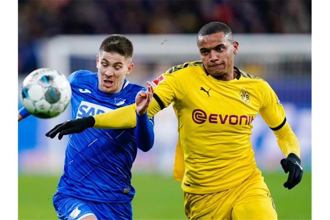 Hoffenheims Andrej Kramaric (l.) und Dortmunds Manuel Akanji kämpfen um den Ball. Foto: Uwe Anspach/dpa