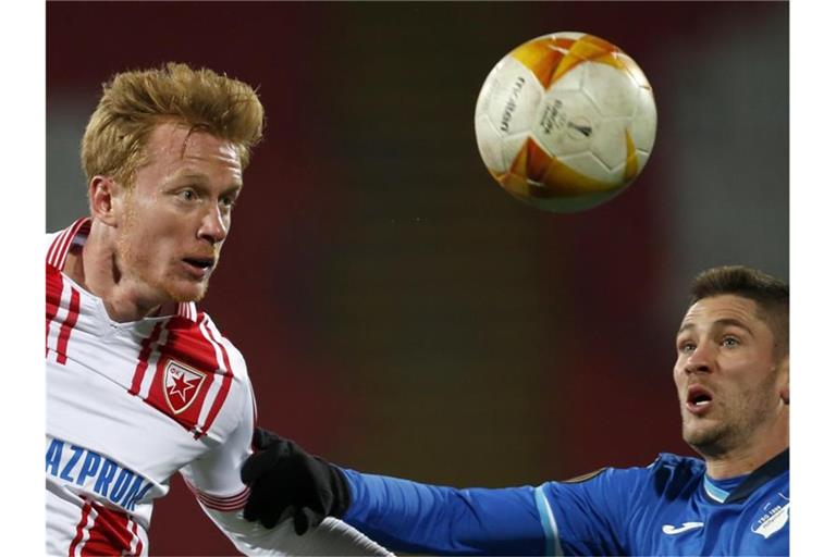 Hoffenheims Andrej Kramaric (r) und Belgrads Radovan Pankov kämpfen um den Ball. Foto: Marko Drobnjakovic/AP/dpa