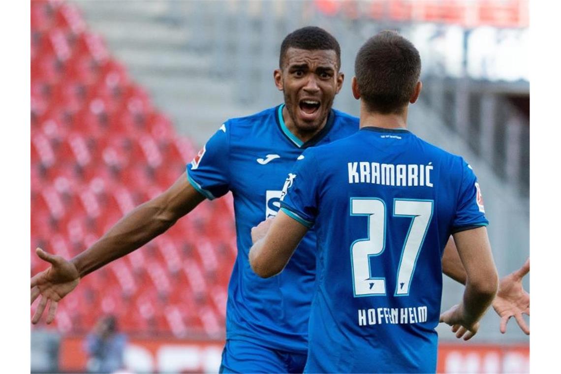 Hoffenheims Andrej Kramaric (r) und Kevin Akpoguma. Foto: Federico Gambarini/dpa/Archivbild