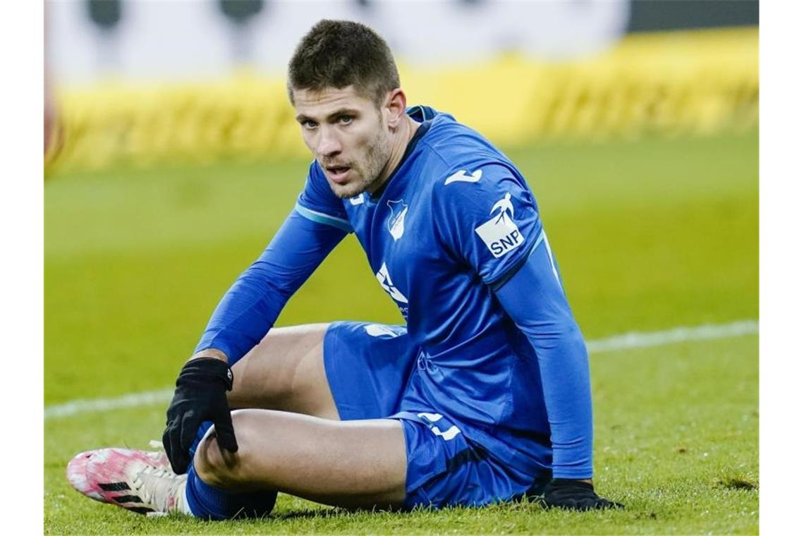 Hoffenheims Vize-Weltmeister Kramaric trainiert wieder Hoffenheims Andrej Kramaric sitzt auf dem Spielfeld. Foto: Uwe Anspach/dpa/archivbild