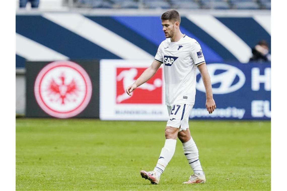 Wegen Corona: Hoffenheim ohne Kramaric gegen Dortmund Hoffenheims Andrej Kramaric verlässt nach Spielende das Spielfeld. Foto: Uwe Anspach/dpa/Archivbild