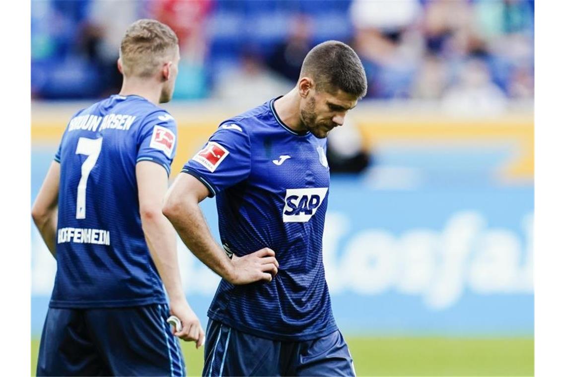 Hoffenheims Andrej Kramaric verlässt nach Spielende das Spielfeld. Foto: Uwe Anspach/dpa