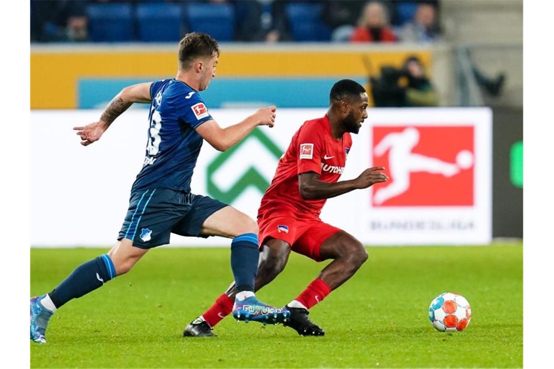 Starke Prellung bei Stiller nach Tritt von Boyata Hoffenheims Angelo Stiller (l) und Herthas Deyovaisio Zeefuik kämpfen um den Ball. Foto: Uwe Anspach/dpa/Archivbild