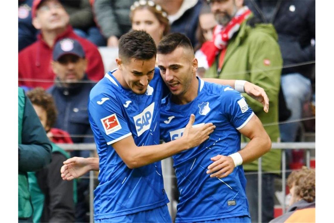 Hoffenheims Benjamin Hübner (l) gratuliert Sargis Adamyan (r) zum 1:0 gegen Bayern München. Foto: Tobias Hase/dpa