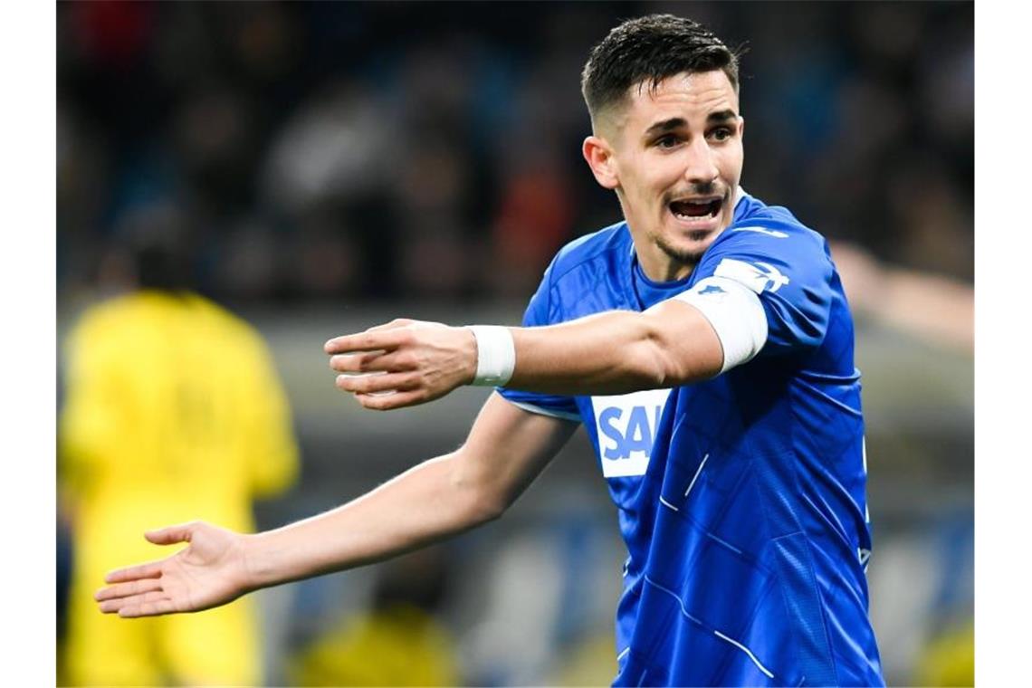 „Mittelstreckenlauf“ für Hoffenheim und Hoeneß Hoffenheims Benjamin Hübner reagiert im Spiel. Foto: Tom Weller/dpa/Archivbild