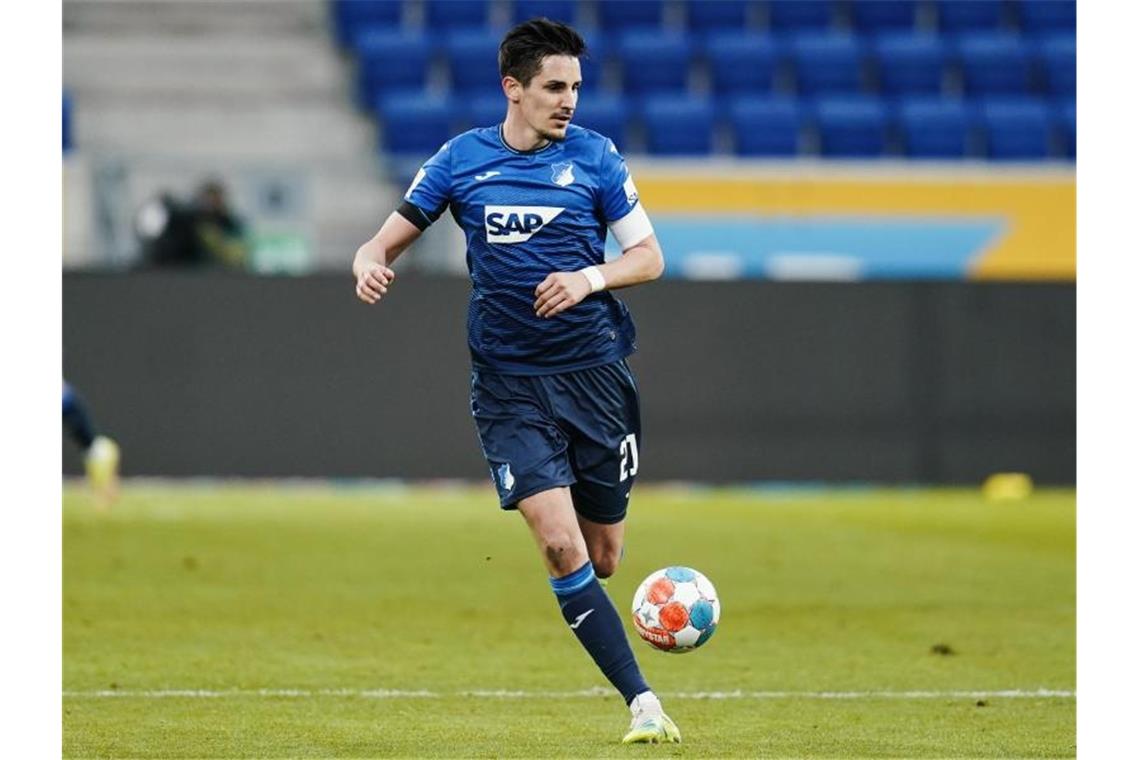 Hoffenheims Benjamin Hübner spielt den Ball. Foto: Uwe Anspach/dpa