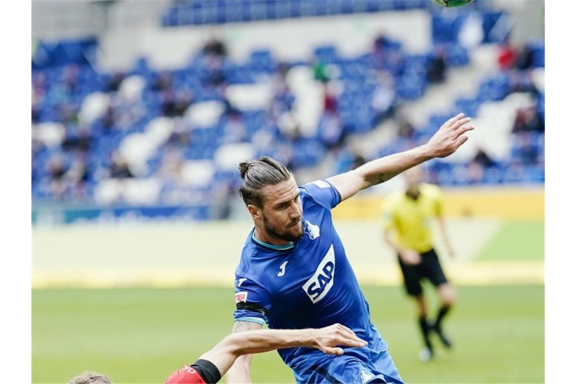 Hoffenheims Bicakcic (r) kämpft mit Münchens Müller um den Ball. Foto: Uwe Anspach/dpa