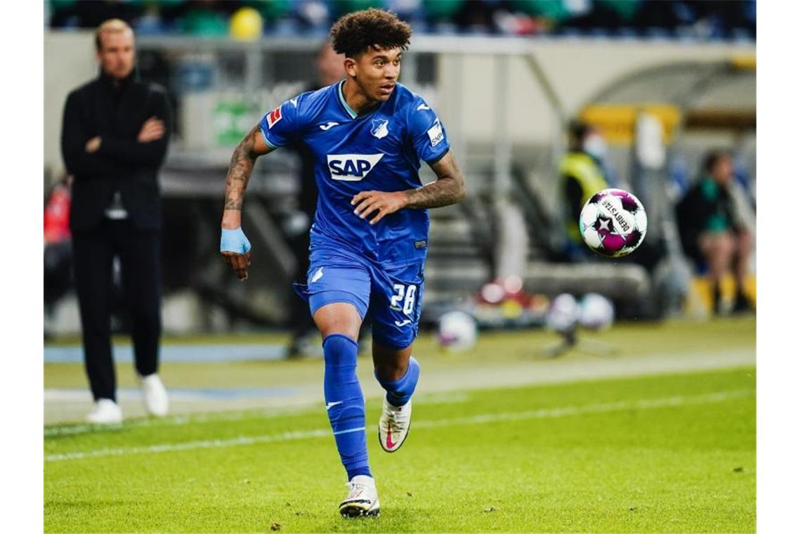 DFB-Debütant Raum und Rückkehrer Richards im Fokus Hoffenheim's Chris Richards spielt den Ball. Foto: Uwe Anspach/dpa/Archivbild