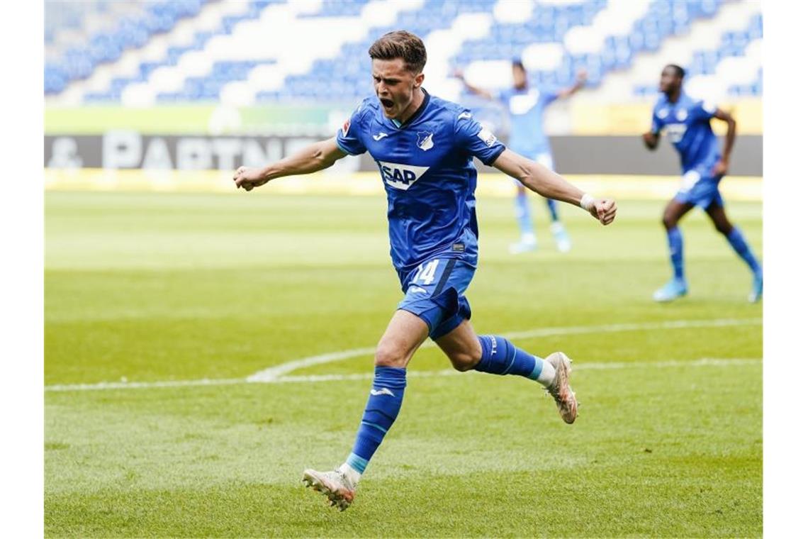 Hoffenheims Christoph Baumgartner jubelt über sein Tor zum 3:2 gegen den FC Schalke 04. Foto: Uwe Anspach/dpa