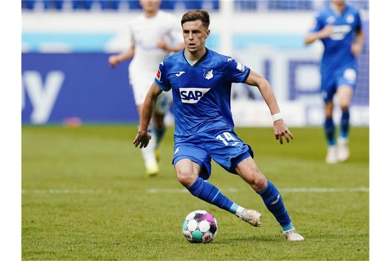 Hoffenheims Christoph Baumgartner spielt den Ball. Foto: Uwe Anspach/dpa/Archiv