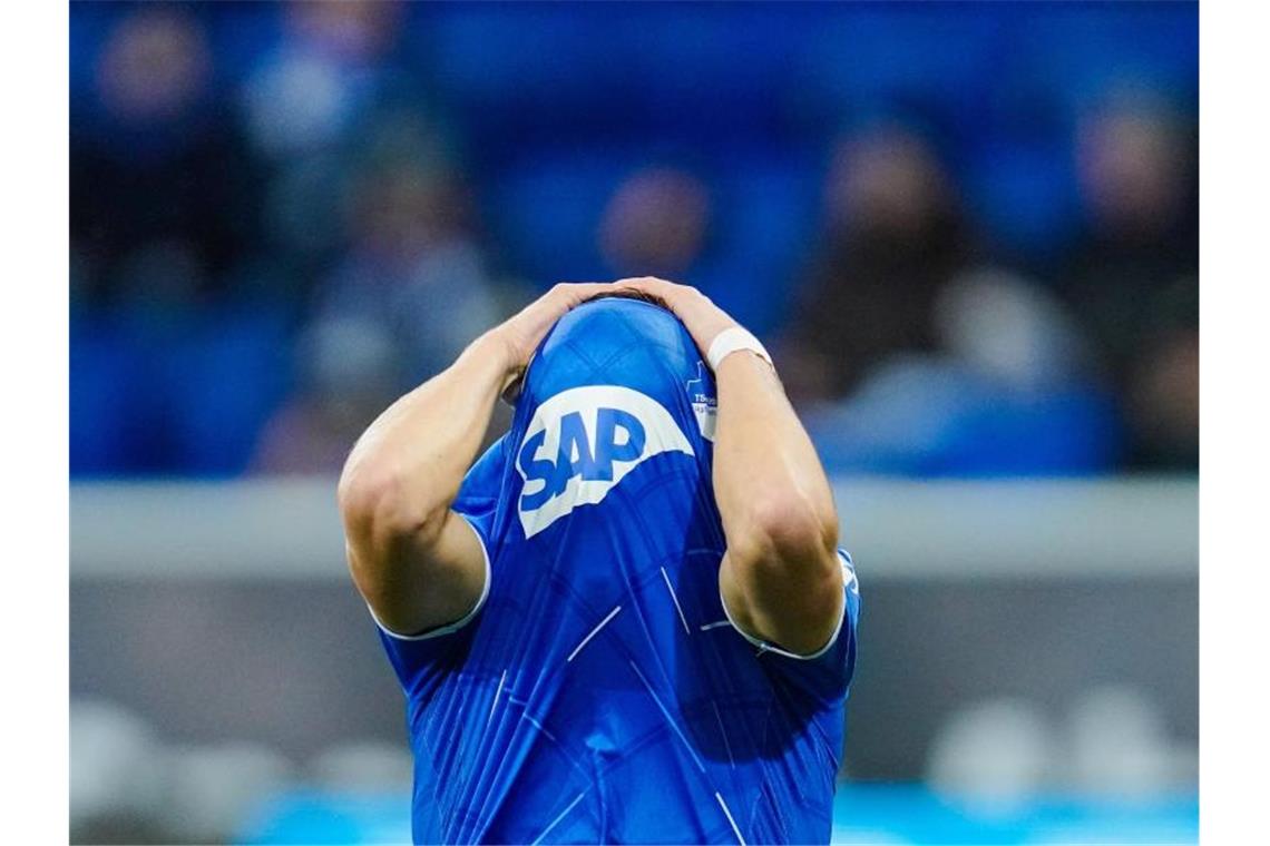 Hoffenheims Christoph Baumgartner zieht das Trikot übers Gesicht. Foto: Uwe Anspach/dpa