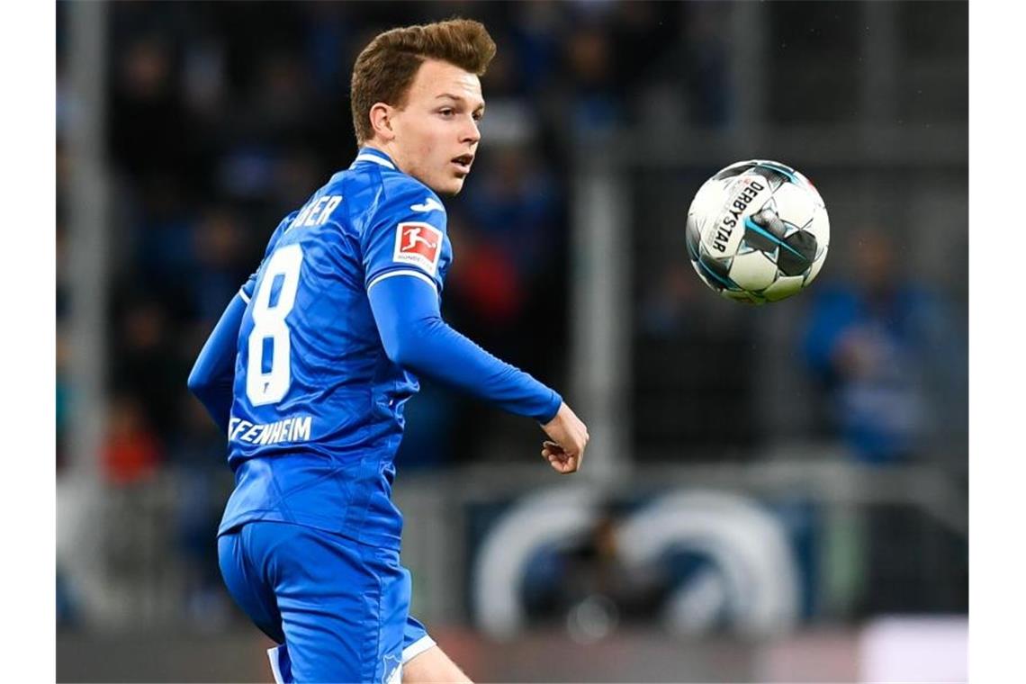 Hoffenheim muss lange auf Mittelfeldmann Geiger verzichten Hoffenheims Dennis Geiger in Aktion. Foto: Tom Weller/dpa