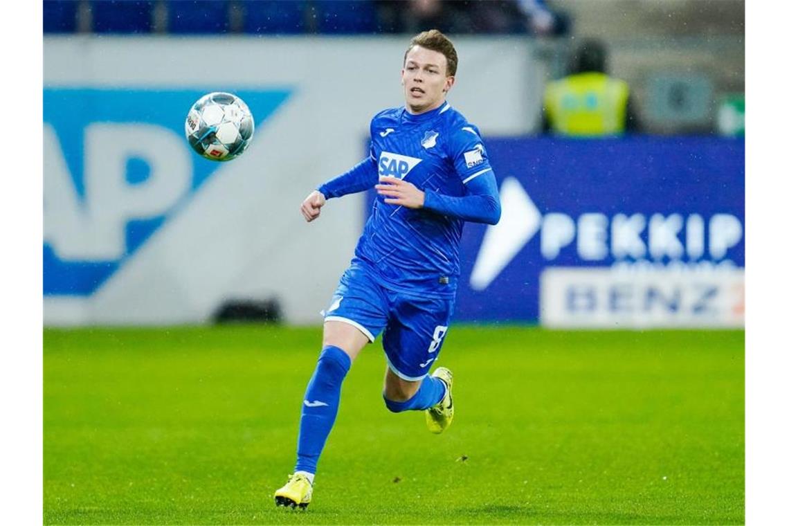 Hoffenheims Dennis Geiger spielt den Ball. Foto: Uwe Anspach/dpa/Archivbild