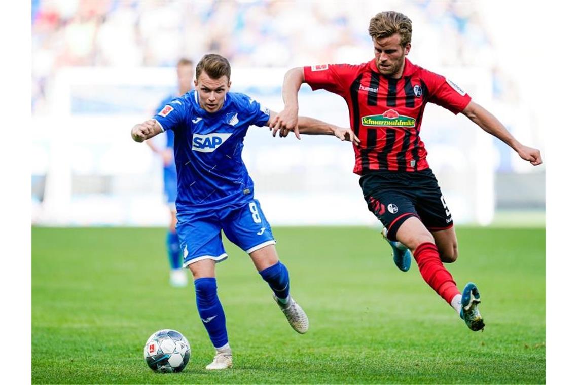 SC Freiburg düpiert badischen Rivalen mit 3:0 Hoffenheims Dennis Geiger und Freiburgs Lucas Höler (l-r.) im Zweikampf um den Ball. Uwe Anspach Foto: Uwe Anspach