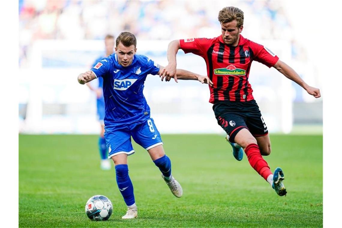 Hoffenheims Dennis Geiger und Freiburgs Lucas Höler (l-r.) im Zweikampf um den Ball. Uwe Anspach Foto: Uwe Anspach