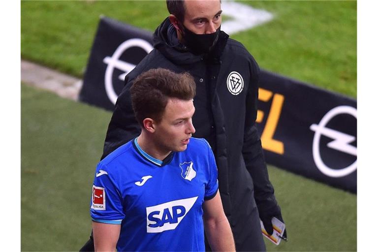 Hoffenheims Dennis Geiger verlässt nach seiner Roten Karte den Platz. Foto: Torsten Silz/dpa