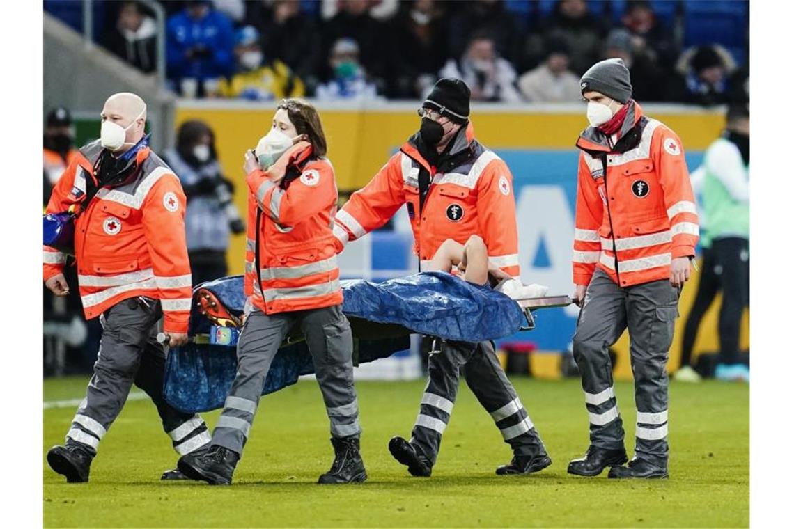 Hoffenheims Dennis Geiger wird verletzt auf einer Trage vom Spielfeld gebracht. Foto: Uwe Anspach/dpa