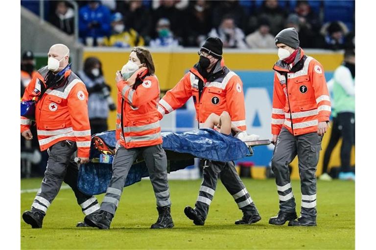Hoffenheims Dennis Geiger wird verletzt auf einer Trage vom Spielfeld gebracht. Foto: Uwe Anspach/dpa