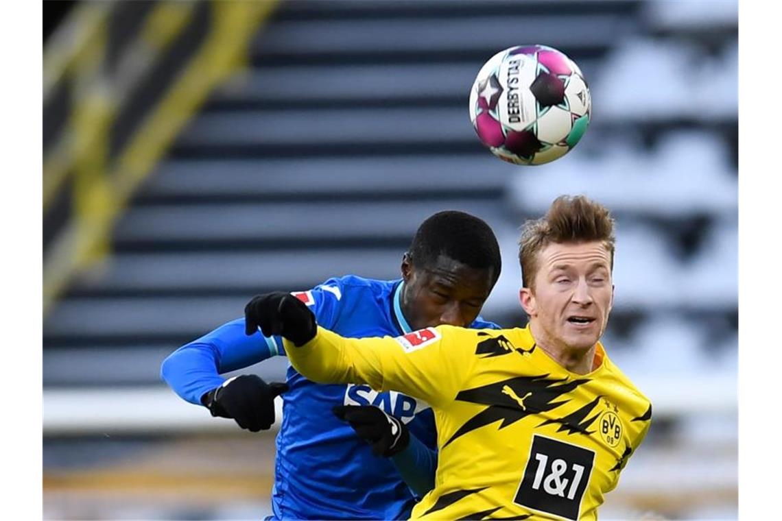 Hoffenheims Diadie Samassekou und Dortmunds Marco Reus (l-r.) am Ball. Foto: Marius Becker/dpa