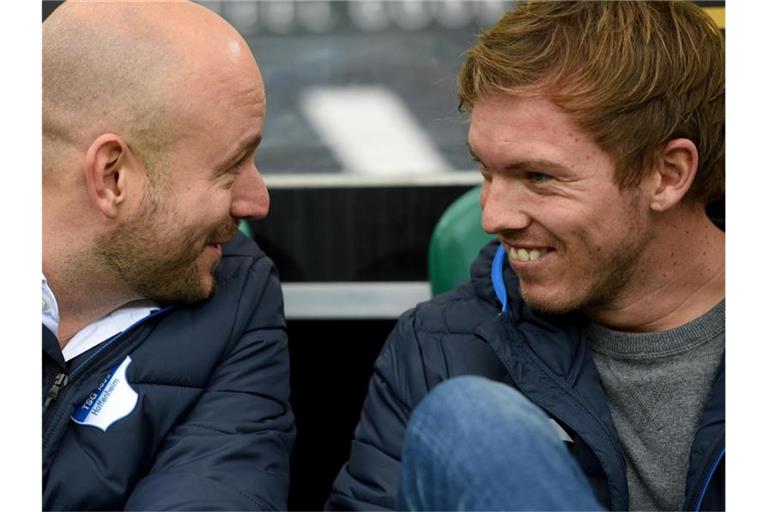 Hoffenheims Direktor Profifußball Alexander Rosen (l) und der ehemalige Hoffenheim Trainer Julian Nagelsmann (r). Foto: Jonas Güttler/dpa/Archivbild