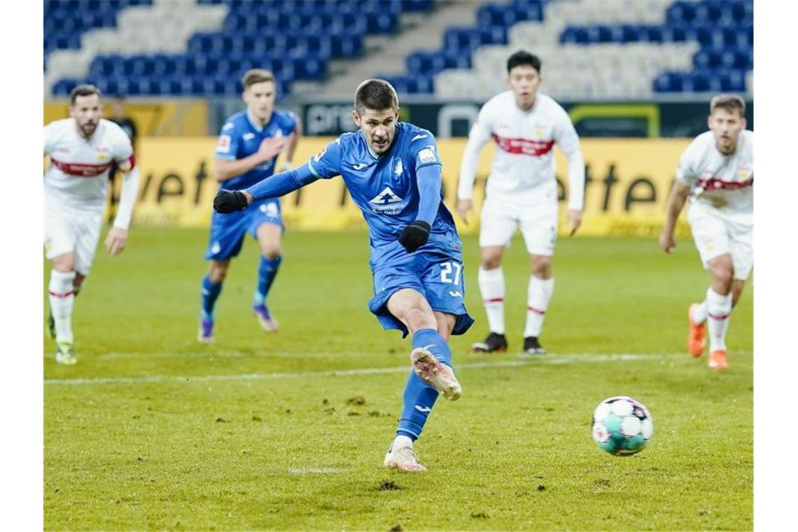 Hoffenheims Elfmeter-Torschütze Andrej Kramaric schiesst das Tor zum 3:2. Foto: Uwe Anspach/dpa