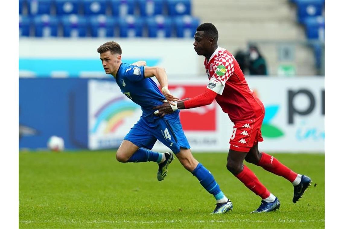 TSG zeigt „schlechtestes Saisonspiel“ Hoffenheims Ermin Bicakcic und Moussa Niakhate von Mainz (l-r.) in Aktion. Foto: Uwe Anspach/dpa