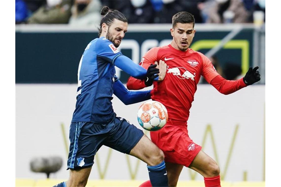 Leipzigs Serie gerissen: Beim 0:2 noch gut bedient Hoffenheims Florian Grillitsch (l) und Leipzigs André Silva kämpfen um den Ball. Foto: Uwe Anspach/dpa