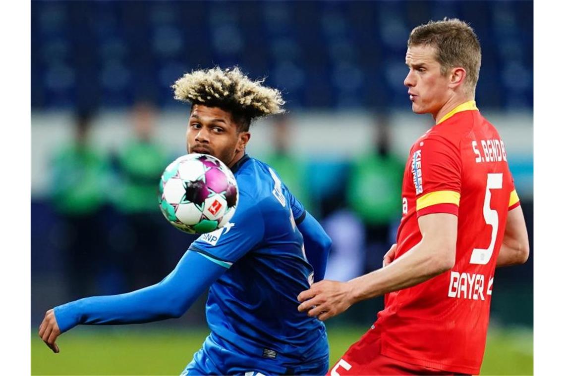 Leverkusen nur Unentschieden bei 1899 Hoffenheim Hoffenheims Georginio Rutter (l) und Leverkusens Sven Bender in Aktion. Foto: Uwe Anspach/dpa